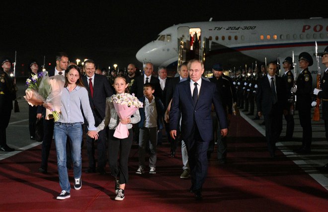 Predsednik Vladimir Putin je izpuščene ruske agente pričakal na rdeči preprogi. Pred štirimi desetletji je bil tudi sam vohun. FOTO: Kiril Zikov/AFP