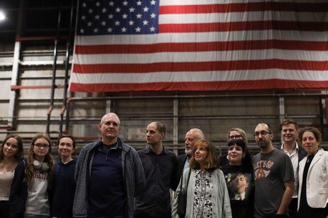 Evan Gershkovich, Paul Whelan in Alsu Kurmaševa so se po osvoboditvi iz ruskih zaporov in izmenjavi na letališču v Ankari s svojci sestali na ameriških tleh na letališču v San Antoniu v Teksasu. FOTO: Kaylee Greenlee Beal/Reuters