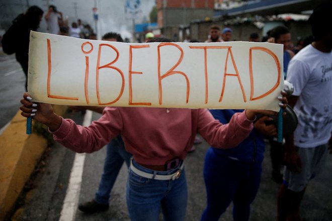 Po razglasitvi Madura za zmagovalca so v več mestih po državi izbruhnili protesti, na katerih je bilo po podatkih nevladne organizacije Foro Penal aretiranih več kot 1200 ljudi, najmanj enajst pa ubitih. FOTO: Leonardo Fernandez Viloria/Reuters