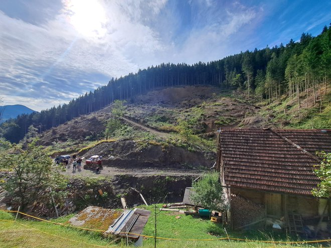 V zaselku Trbiž je za odstranitev predvidenih sedem hiš, treh sploh ni več. Eno je plaz pokopal, ostalo je gospodarsko poslopje. FOTO: Špela Kuralt/Delo