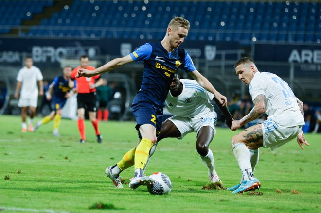 Najboljši celjski nogometaš Žan Karničnik je v Murski Soboti v črno-belem dresu začel svoj pohod v prvi razred slovenskih nogometašev. Foto Leon Vidic