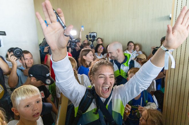 Andreja Leški je z dvignjenimi rokami in širokim nasmehom prikorakala pred navijače. FOTO: Voranc Vogel/Delo