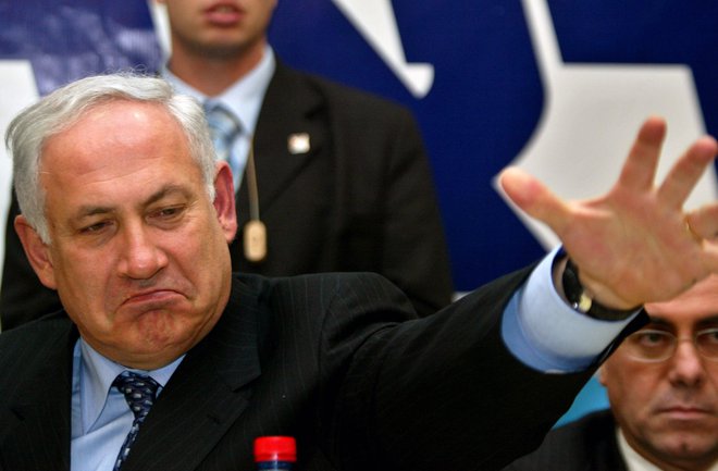 Benjamin Netanyahu 2006, ko je še naskakoval dolgoletno oblast.

FOTO: Gil Cohen Magen/ Reuters Pictures