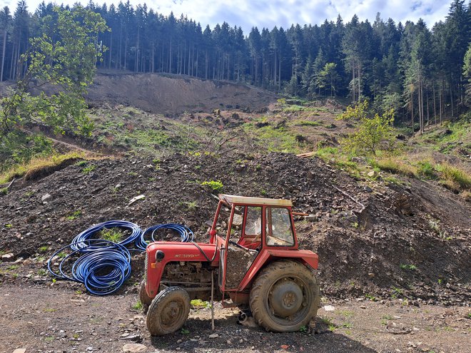 Hiša v Trbižu je ostala zasuta pod plazom. FOTO: Špela Kuralt/Delo