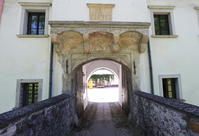 Plošča nad portalom razkriva, da se je grad prvotno imenoval Kaltebrunn oziroma Mrzli studenec, po vodnih izvirih in bližnjem kraju Studenec, pozneje pa po kraju in fužinah, ki so delovale na Ljubljanici.