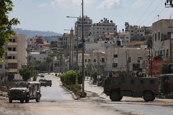 Po napadu Hamasa na Izrael 7. oktobra so se razmere zaostrile tudi na Zahodnem bregu, kjer izraelska vojska redno izvaja racije. FOTO: Jaafar Ashtiyeh/Afp