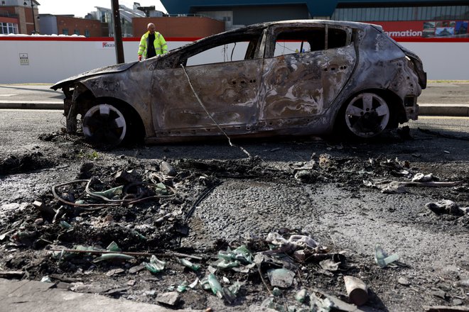 Uničen avto v Sunderlandu. FOTO: Hollie Adams/Reuters