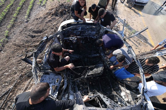 V napadu z dronom na avtomobil v bližini vasi Zeita v Tulkaremu je bilo ubitih pet ljudi. FOTO: Jaafar Ashtiyeh/Afp