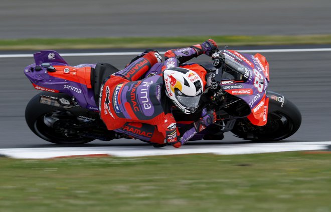 Jorge Martin grozi Francescu Bagnaii. FOTO: John Sibley/Reuters