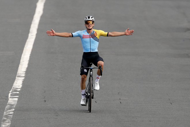 Belgijec Remco Evenepoel je z današnjo zmago postal prvi moški v zgodovini OI, ki je dobil tako cestno dirko kot vožnjo na čas. FOTO: Odd Andersen/Afp