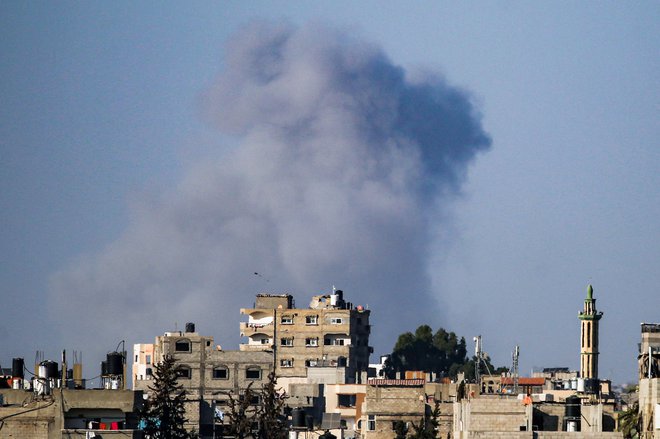 Napad na šolski kompleks v mestu Gaza je potrdila tudi izraelska vojska, ki je sporočila, da je zadela poveljniški in nadzorni center palestinskega gibanja Hamas v kompleksu. FOTO: Eyad Baba/Afp