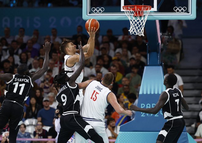 Srbski koašrkarji so v zadnjih minutahs trli odpor Južnega Sudana. Režiserja na koncu prepričljive zmage sta bila Bogdan Bogdanović in Nikola Jokič. FOTO: Evelyn Hockstein/Reuters