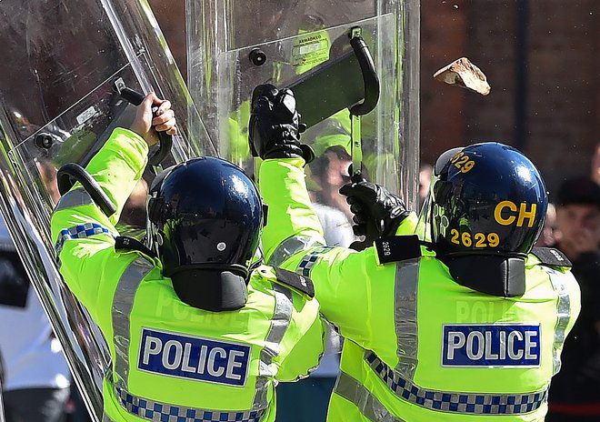 Do nemirov je v soboto zvečer prišlo v Hullu, Liverpoolu, Bristolu, Manchestru, Stoke-on-Trentu, Blackpoolu in Belfastu. FOTO: Peter Powell/AFP