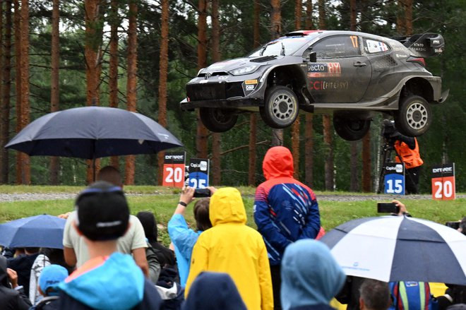 Sebastien Ogier je poletel do zmage na Finskem. FOTO: Jussi Nukari/AFP