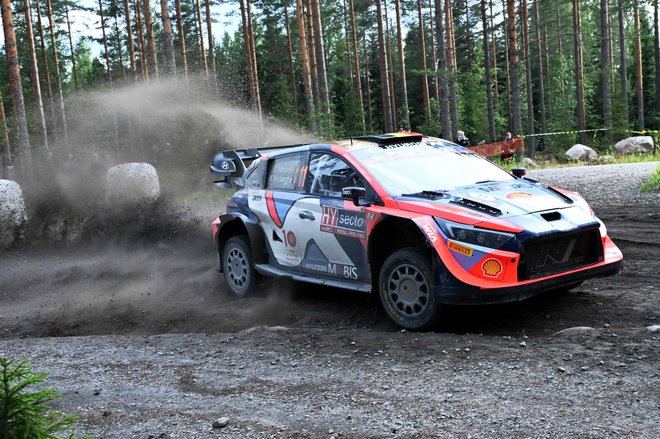 Thierry Neuville ostaja v skupnem vodstvu. FOTO: Jussi Nukari/AFP