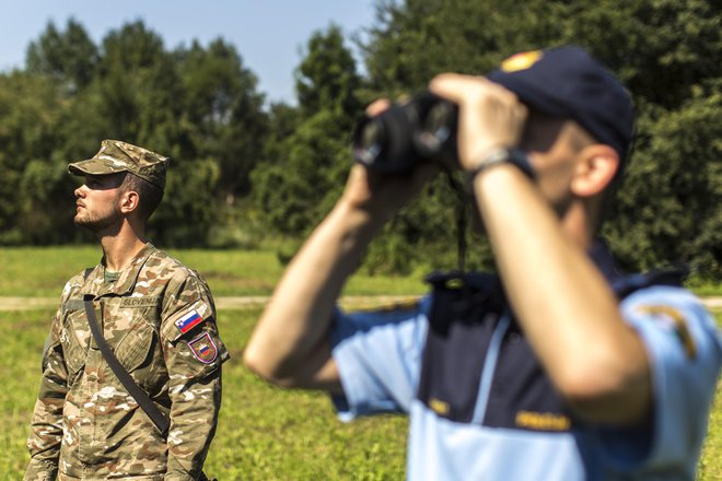 Obmejna patrulja enot policijske uprave Kočevje. FOTO: Vornac Vogel/Delo