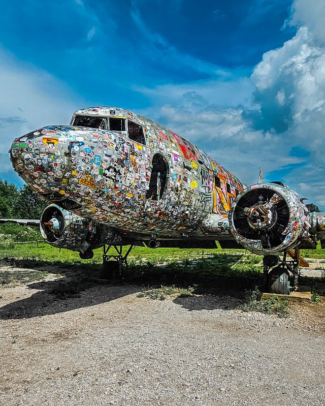 Ameriška dakota ob vstopu v Željavo FOTO: Lev Furlan Nosan