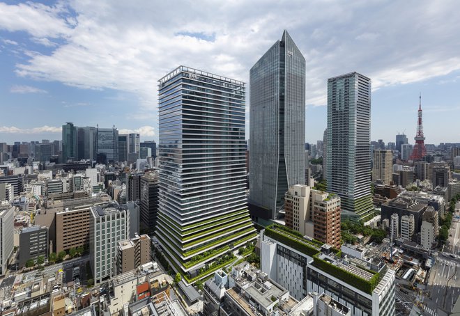 Nemški arhitekturni studio Ingenhoven Architects je v Tokiu zasnoval dve stolpnici, ki sta v nižjih nadstropjih prekriti z rastlinami. FOTO: Ingenhoven Associates/Hgesch