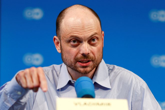 Novinar, aktivist in zgodovinar Vladimir Kara-Murza je novinarjem spregovoril v Bonnu. Zdaj napoveduje, da se bo v domovino morda vrnil prej, kot ljudje pričakujejo. FOTO: Leon Kuegeler/Reuters