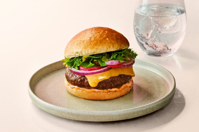 Najprej bo laboratorijsko vzgojeni goveji burger na voljo v restavracijah, ko bodo znižali proizvodne stroške, bodo začeli sklepati pogodbe s trgovskimi verigami, načrtujejo v podjetju Mosa Meat. FOTO: Arhiv Mosa Meat