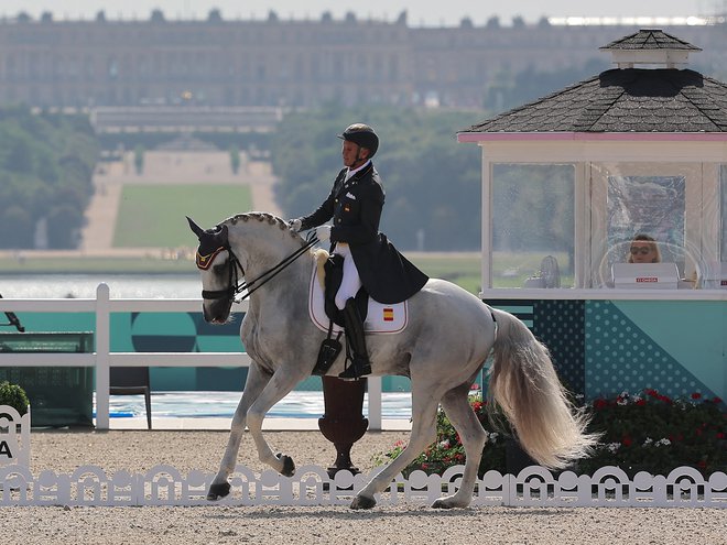 Najstarejši olimpijec je letos 65-letni Španec Juan Antonio Jiménez, ki je že nastopil in iz Pariza odšel brez kolajne. FOTO: Zohra Bensemra/Reuters