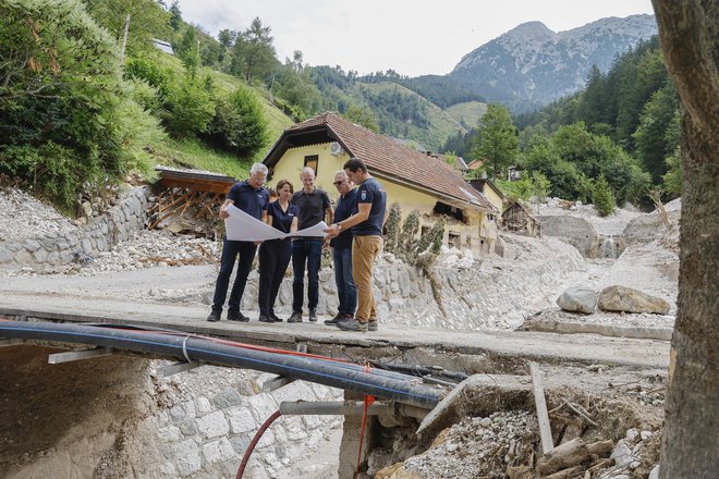 »Tukaj ni šlo za 500-letne vode, taki dogodki so se pojavljali vsakih deset ali dvajset let. Zagotovo nihče ne bi želel živeti tukaj,« je dejal minister Novak. FOTO: Leon Vidic/Delo