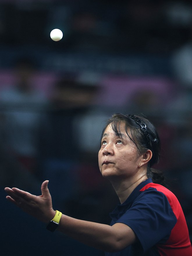 Zhiying Zeng se je tokrat prvič uvrstila na olimpijske igre, kjer je v namiznem tenisu zastopala Čile. A čeprav je svoj prvi nastop dosegla šele v 59. letu starosti, namizni tenis igra že od malih nog.

FOTO: Kim Hong-ji/Reuters