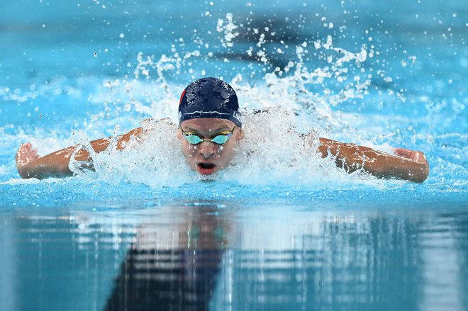 V bazenu se je zlato lepilo na Leona Marchanda. FOTO: Jonathan Nackstrand/AFP