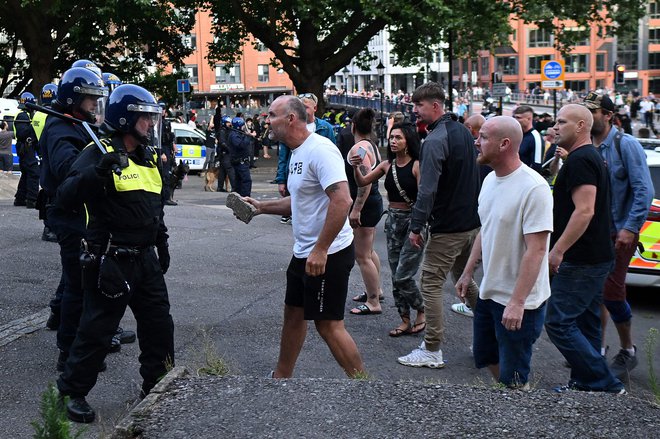 Strokovnjaki so opozorili, da pri izgredih sodeluje množica manjših, ohlapno organiziranih skupin, povezanih predvsem v svojem sovraštvu do migrantov in pripadnikov muslimanske vere. FOTO: Justin Tallis Afp