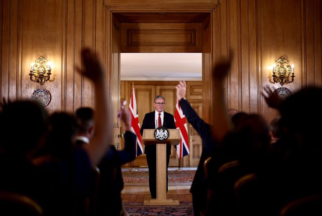 Britanski ministrski predsednik Keir Starmer: »To niso protesti, ampak čisto nasilje in ne bomo dopuščali napadov na mošeje ali naše muslimanske skupnosti.« FOTO: Henry Nicholls/Afp