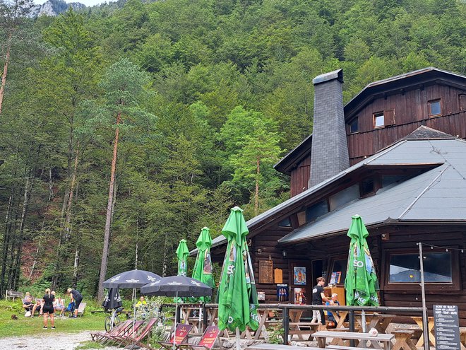 Dom planincev v Logarski dolini ima za približno polovico manj gostov. FOTO: Špela Kuralt/Delo