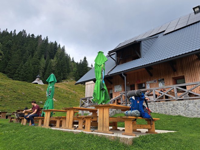 Koča na Loki pod Raduho je izhodišče za številne druge vrhove in planinske poti. Do nje vodi urejena cesta, odvisna pa je večinoma od domačih gostov in planincev. Eden od vrhuncev sezone je 15. avgust, ko bodo imeli mašo s patrom Karlom Gržanom, sledila bo veselica. FOTO: Špela Kuralt/Delo