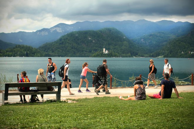 Druženje je ena od osnovnih človekovih potreb v vseh obdobjih življenja. Foto Jure Eržen