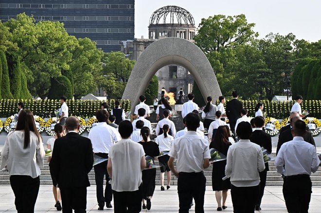 V japonski Hirošimi so se danes spomnili napada z atomsko bombo pred 79 leti ob koncu druge svetovne vojne. FOTO: Japan Pool/AFP