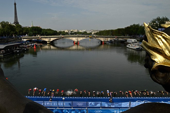 V Seni sta že potekali triatlonski preizkušnji in mešana štefeta v triatlonu. FOTO: Julien De Rosa/AFP