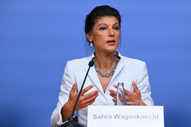 Političarka Sahra Wagenknecht bi utegnila zaradi velike podpore njeni novoustanovljeni stranki na prihajajočih deželnih volitvah na vzhodu Nemčije odigrati ključno vlogo pri sestavljanju novih koalicij. FOTO: Annegret Hilse/REUTERS