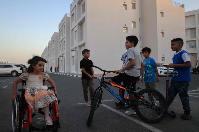 V izraelskih napadih na Gazo je bilo v zadnjih 24 urah ubitih najmanj 40 ljudi, še 71 je bilo ranjenih, je danes sporočilo tamkajšnje ministrstvo za zdravje. FOTO: Mahmud Hams/AFP