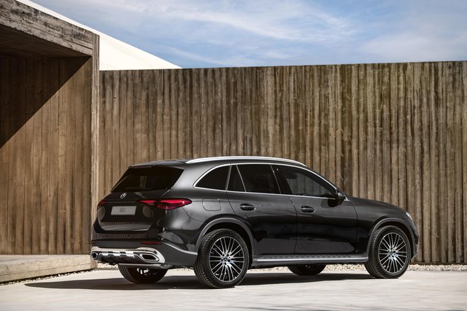 Električni doseg vozila je več kot 100 kilometrov, zato lahko GLC vsakodnevne razdalje opravi na povsem električni pogon. FOTO: Mercedes-Benz AG