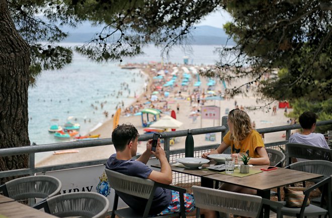 Vse več zaposlenih v Sloveniji nima denarja za počitnice, ugotavlja analiza Evropske konfederacije sindikatov. FOTO: Blaž Samec/Delo