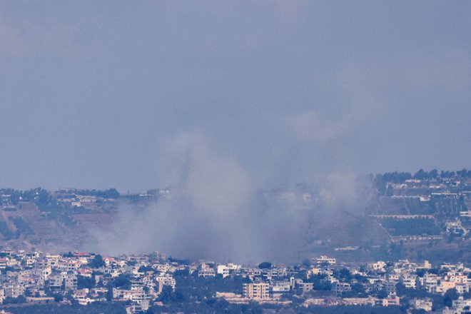 Na obmejnem območju med Izraelom in Libanonom skoraj vsakodnevno prihaja do izmenjave ognja med izraelsko vojsko in Hezbolahom vse od oktobra lani, ko je izbruhnila vojna v Gazi. FOTO: Jalaa Marey/AFP