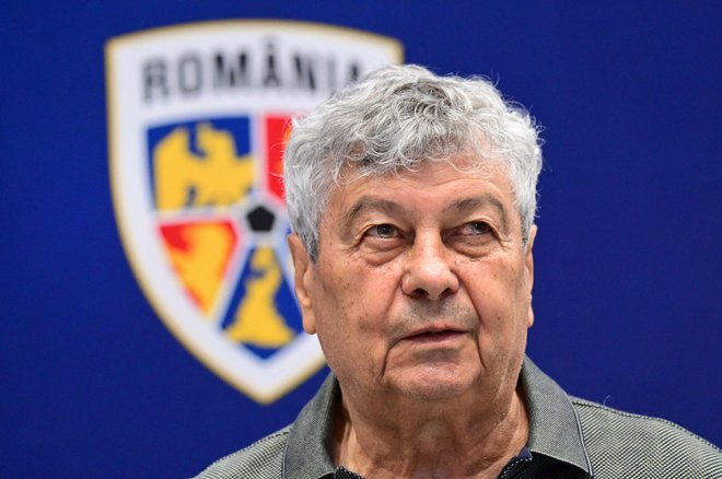 »Ne morem reči ne reprezentanci, to bi bilo strahopetno od mene,« je Lucescu pospremil podpisu dvoletne pogodbe. FOTO: Daniel Mihailescu/AFP