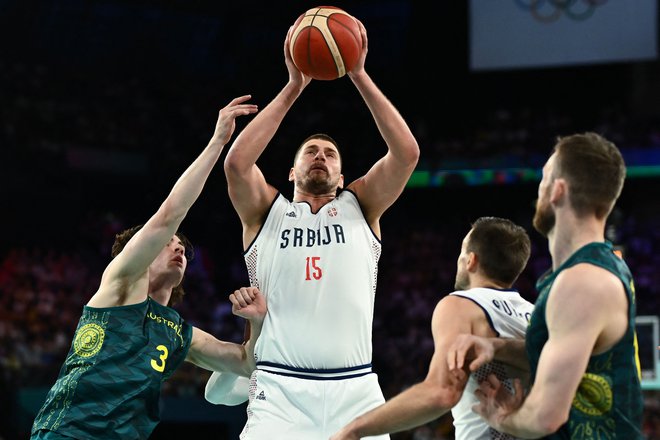 Nikola Jokić (z žogo) je prispeval levji delež k zmagi Srbije nad Avstralijo. FOTO: Aris Messinis/AFP