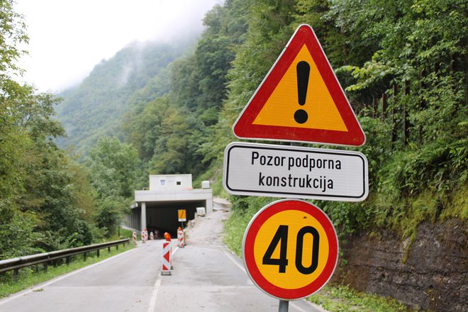 Do prihodnje pomladi bo znak na državni zasavski cesti voznike opozarjal na nevarnost. FOTO: Bojan Rajšek/Delo