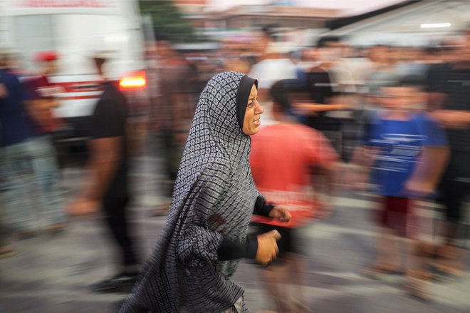 Palestinka v eni od bolnišnic v Gazi FOTO: Eyad Baba/AFP