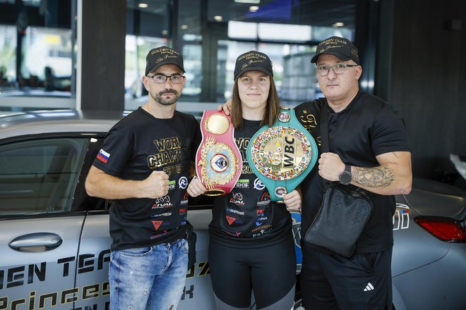 Ema Kozin (na fotografiji s trenerjema Redžom Ljutićem in Rudolfom Pavlinom) bo morala počakati na novo priložnost. FOTO: Jože Suhadolnik/Delo