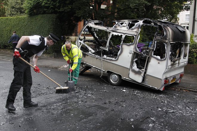 V zadnjih dneh so britanski policisti v izgredih aretirali več kot 400 ljudi. FOTO: Phil Noble Reuters/Pictures