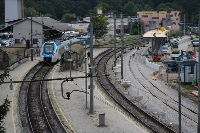 Železniška postaja v Litiji bo do začetka prihodnjega leta veliko gradbišče. FOTO: Bojan Rajšek/Delo