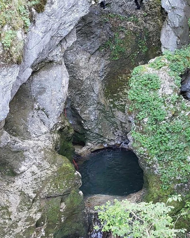 Med soteskanjem je skočila v tolmun in se poškodovala. FOTO: GRS Bohinj