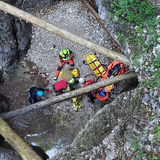 Nad reševalci so grozili sušci. FOTO: GRS Bohinj