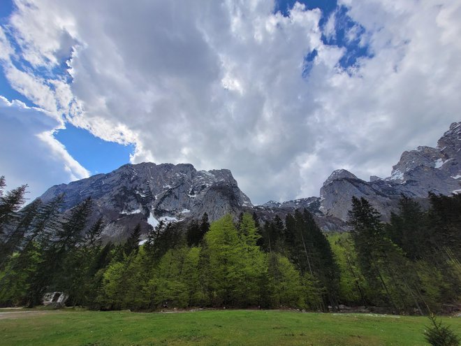 V Sloveniji imamo zavarovane: 1 narodni park (na fotografiji Triglavski), 3 regijske parke, 46 krajinskih parkov, 1 strogi naravni rezervat, 56 naravnih rezervatov in 1164 naravnih spomenikov oziroma 13 odstotkov površine celotne države. Foto Tina Horvat